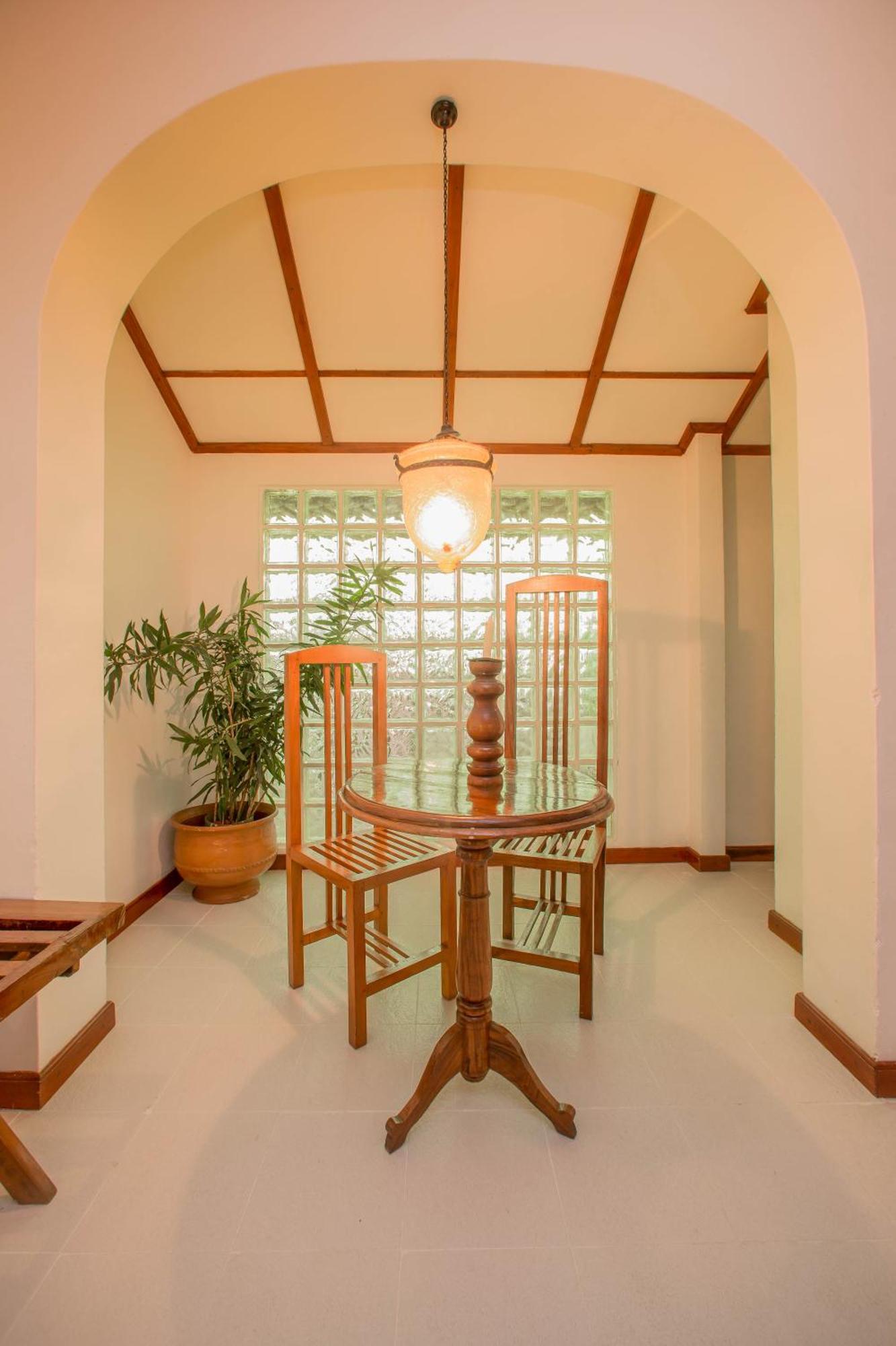 Deluxe Double 10 minutes Head Massage per room & on Beverages,1619765285:JPEG